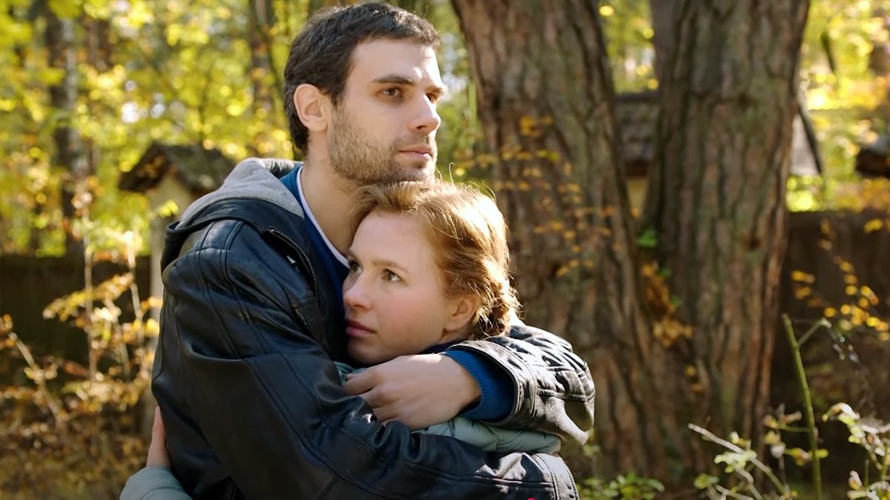 GUAPO SE ENAMORÓ DE UNA INGENUA BARRENDERA Y VOLVIÓ SU VIDA UN CUENTO