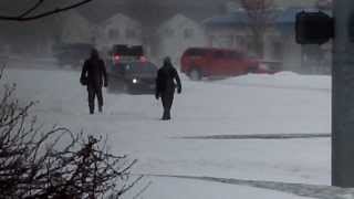 preview picture of video 'Troutdale neighbors help out car stuck in snow'