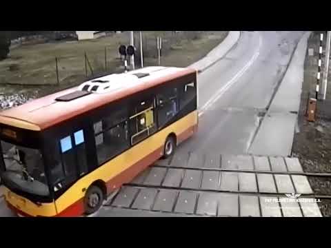 kierowca-autobusu-omija-rogatki-i-wjezdza-na-przejazd