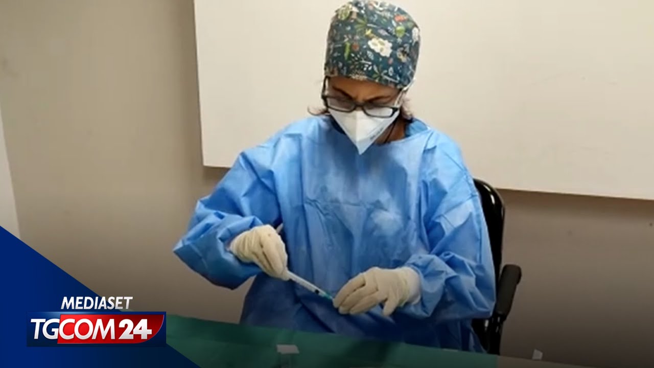 Radiato il dentista No Vax che si presentò alla vaccinazione con il braccio di silicone