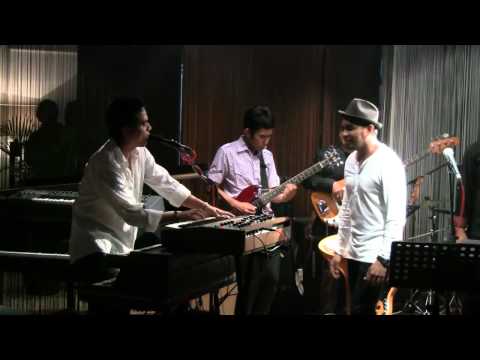 Glenn Fredly ft. Indra Lesmana - Kehidupan @ Mostly Jazz 03/12/11 [HD]