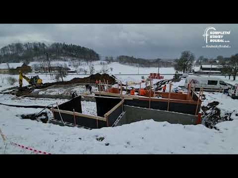 Roubenka Frýdštejn - průběh ze zasněžené stavby a přípravy na vylití základní desky.