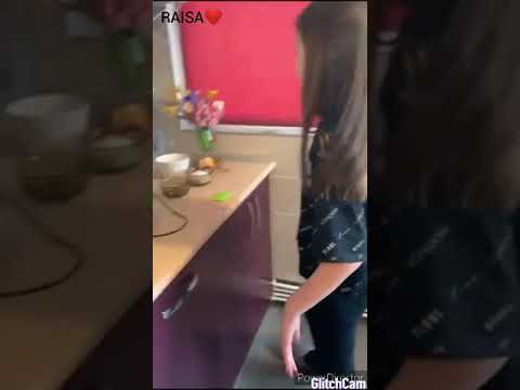 Raisa making Snow Queen cake 🧡💛💖❤