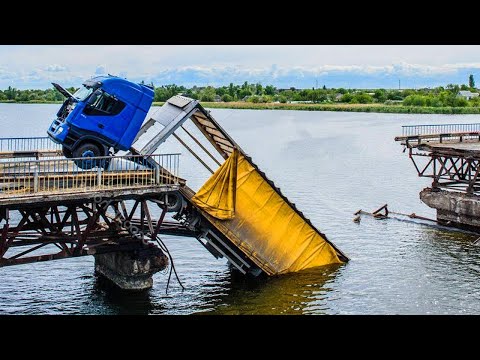 20 Idiots Dangerous Heavy Equipment Operator Fails | Fastest Excavator, Truck & Car FAILS on Dashcam