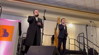 מוזיקה רגועה ונעימה עם שיאה ברקו וסולן הילדים לשעבר מאיר רוזינגר ואברומי ברקו על הקלידים