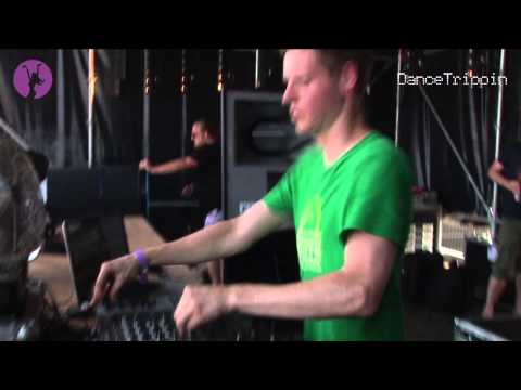 Uffie ft Pharrell Williams - Add Suv (Armand van Helden Remix) [played by Joris Voorn]