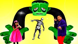 Emma Juega en el Laberinto de Terror Halloween | Cuentos Divertidos para  Niños