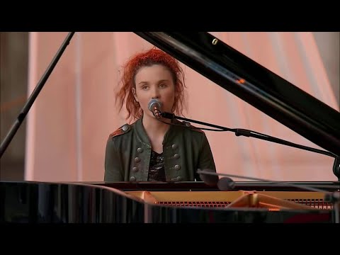 2 giugno, l'omaggio di Frida Bollani a Battiato: suona e canta 'La cura' al piano