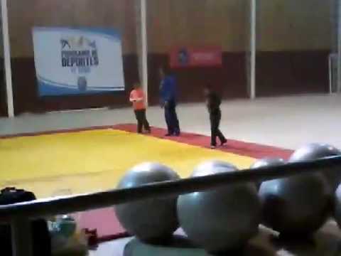 Mi hermano asiendo judo