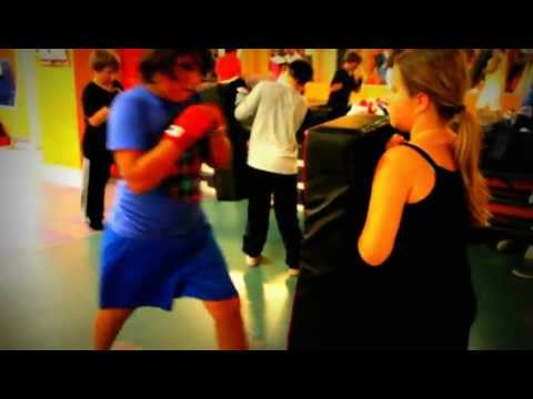 2012-09-13 Kickboxen Schüler - Domi am Schlagpolster im Sugambrer Fightclub
