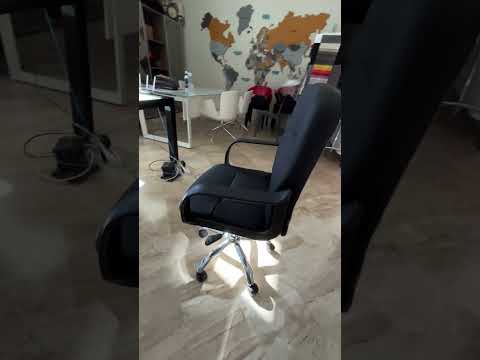 Poltrona da ufficio PC116P in ecopelle nero e base cromata