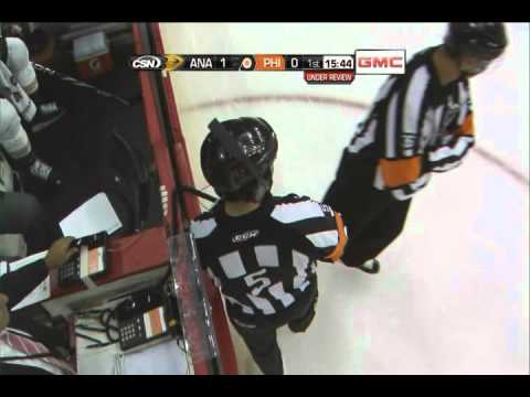 Scott Hartnells scores vs the Ducks - 10-21-2010