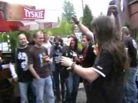 DŻULS otwiera wino z bani.