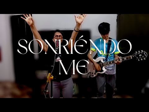 Sonriéndome de Toma Tu Lugar