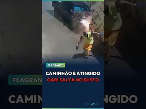 Vídeo mostra caminhonete atingindo caminhão de lixo e gari saltando para escapar de ser esmagado em