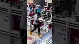 תיעוד מהשוד בבני ברק: "תביא את כל הכסף" (חדשות ערוץ 7) - התמונה מוצגת ישירות מתוך אתר האינטרנט יוטיוב. זכויות היוצרים בתמונה שייכות ליוצרה. קישור קרדיט למקור התוכן נמצא בתוך דף הסרטון