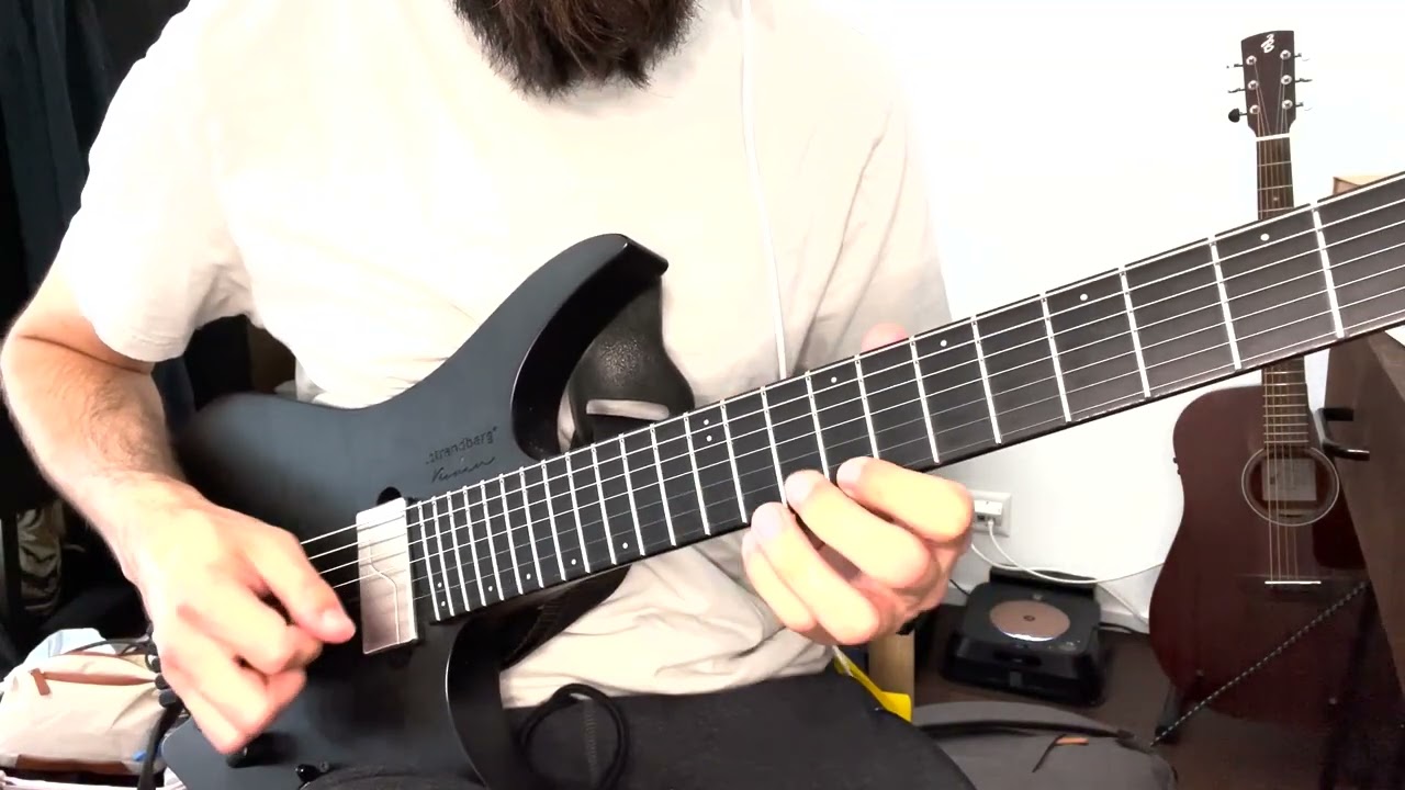Roberto Barlocci playing the tritone triads lick on electric guitar