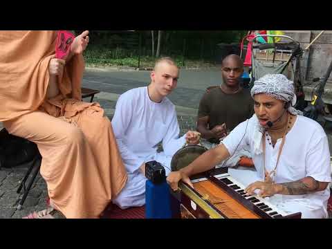Bhakta Dylan chants Hare Krishna with New Yorkers | Street Kirtan, Columbus Circle, 5/26/2021