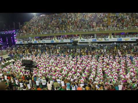 Bateria da Mangueira encerrando o desfile - Carnaval 2018