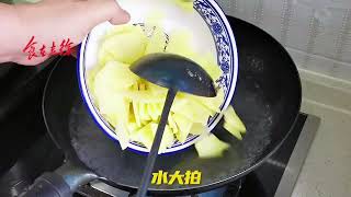 特色家常小炒榛蘑土豆片，咸香入味下饭神器，真材实料做出好味道 #榛蘑土豆片 #家常美食 #简单家常 #吃的健康 #家常小炒