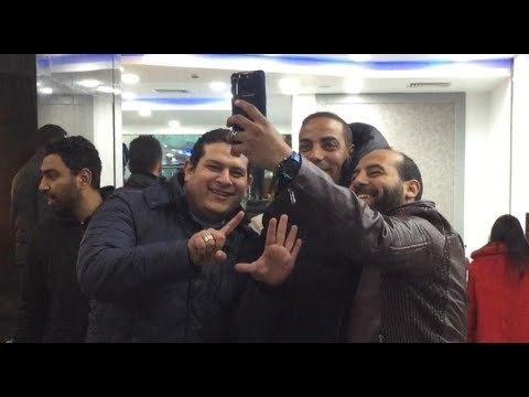 خالد بيبو وزكريا ناصف يلتقطون السيلفي مع جماهير الأهلي بمقصورة ستاد السلام