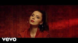 Kadr z teledysku Biegnę tekst piosenki Monika Lewczuk feat. Antek Smykiewicz
