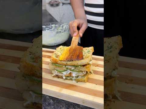 **Bina Butter Cheese k itna Juicy Sandwich 🥪 **