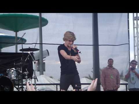 iYiYi - Cody Simpson Live at Jingle Ball Village - Sunrise, FL