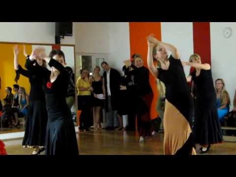 Estudiantes bailando flamenco - tangos de Malaga