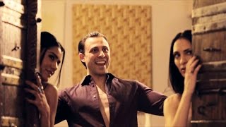 Young, Hot & Crooked | Starts Sep 5 10/9c