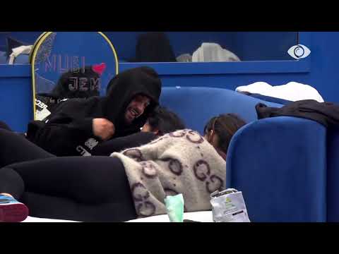 Gjatë diskutimit mes tyre, Gjesti dhe Egli luajnë me njëri-tjetrin