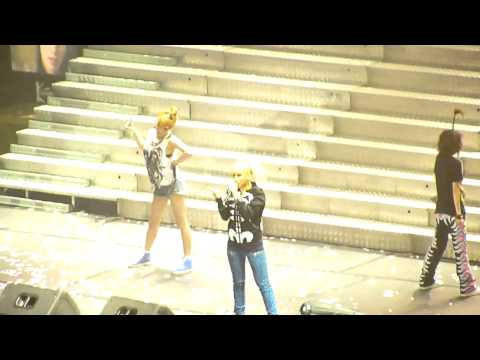 [HD] 110604 - 2ne1 The Party - 02 Intro + Go Away.MTS