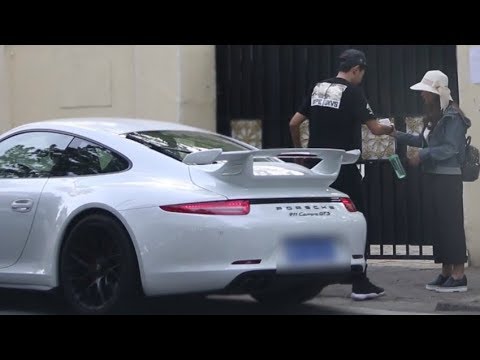 開911和麵包車分別在街頭借手機，路人會借給誰？