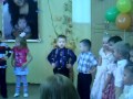 дети поют песню про маму. 