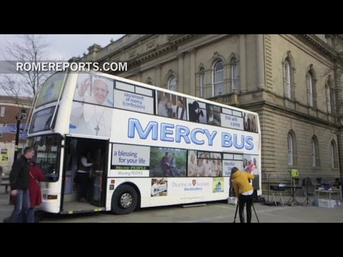 Curas conducen un “Bus de la Misericordia” para explicar el Jubileo