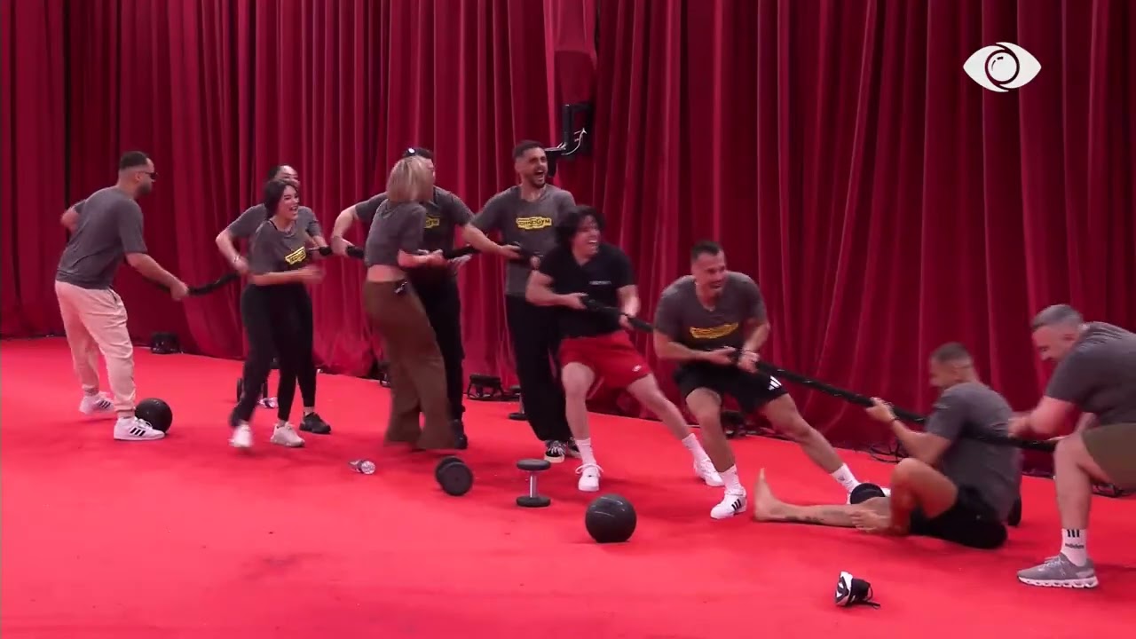 Të ndarë në grupe, banorët tërheqin litarin