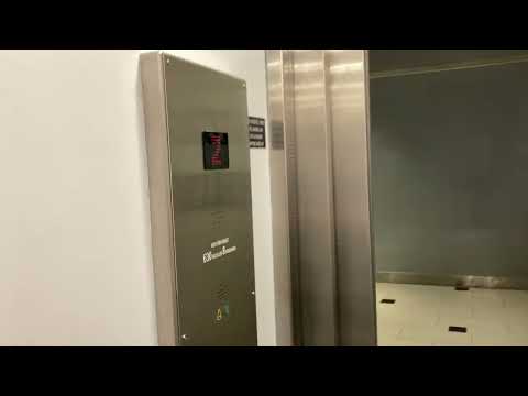 1988 DEVE (mod. by: Trygga Hiss) Hydraulic Elevator @ ICA Kvantum Solna Centrum, Solna, Sweden