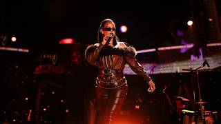 Jay-Z brings out Rihanna at Yankee Stadium for a performance of Run This Town (Full Performance)