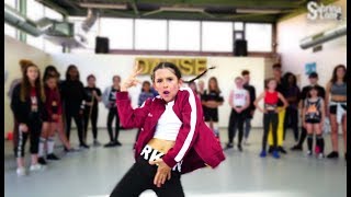 Nassi – Pas Fatigué | DANCE PERFORMANCE des enfants devant Nassi