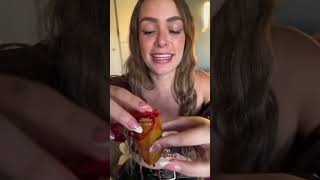 Colombiana prueba por primera vez el pepinillo viral #valentinapaz  #colombiana