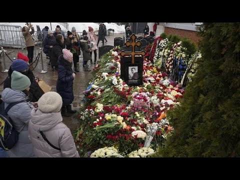 شاهد في اليوم التالي لجنازته.. مؤيد أليكسي نافالني يضعون الزهور على ضريحه