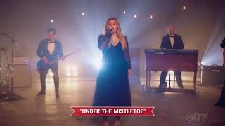 Kelly Clarkson &amp; Brett Eldredge — Under the Mistletoe (The Original Santa Claus Parade) [HD]