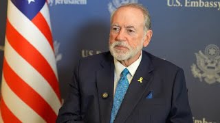 שגריר ארה"ב מייק האקבי לערוץ 7: "עלילת הדם נגד ישראל מגעילה ואכזרית" (חדשות ערוץ 7) - התמונה מוצגת ישירות מתוך אתר האינטרנט יוטיוב. זכויות היוצרים בתמונה שייכות ליוצרה. קישור קרדיט למקור התוכן נמצא בתוך דף הסרטון