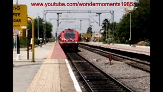 preview picture of video 'Red Hot LGD WAP4 22512 Leading Yesvantpur Lucknow Weekly Express.'