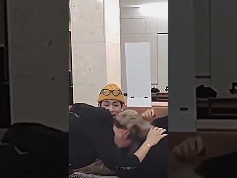 jimin ko chot lag gyi|| v care kar rahe||#whatsappstatus #youtubeshort #short #bts #v #jk #vimin