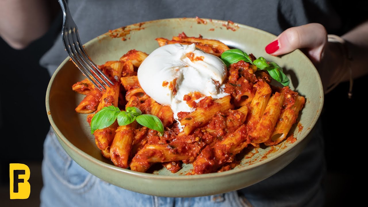 Penne all'arrabbiata // scharfe Nudeln mit Tomatensauce und Burrata