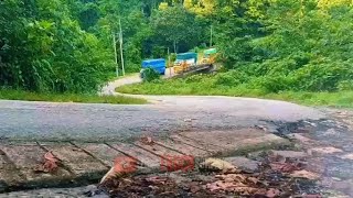 Download lagu Solidaritas lewat tanjakan kejam, Tolala laleko batas| Driver Sulawesi menangis saat melintas mp3