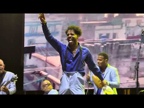 Orquesta Aragón: Danrys Navas García bailando al estilo de Rafael Bacallao. Concierto de Hispanidad 