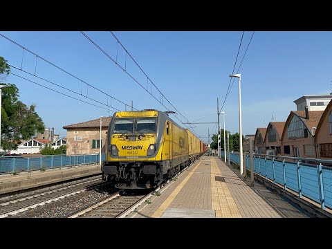 E494 232 “Giulia Mai” sul TC Ravenna-Milano Smistamento in transito alla stazione di San Lazzaro.