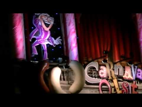 De poppen dansen weer aan de gevel van het stadhuis.